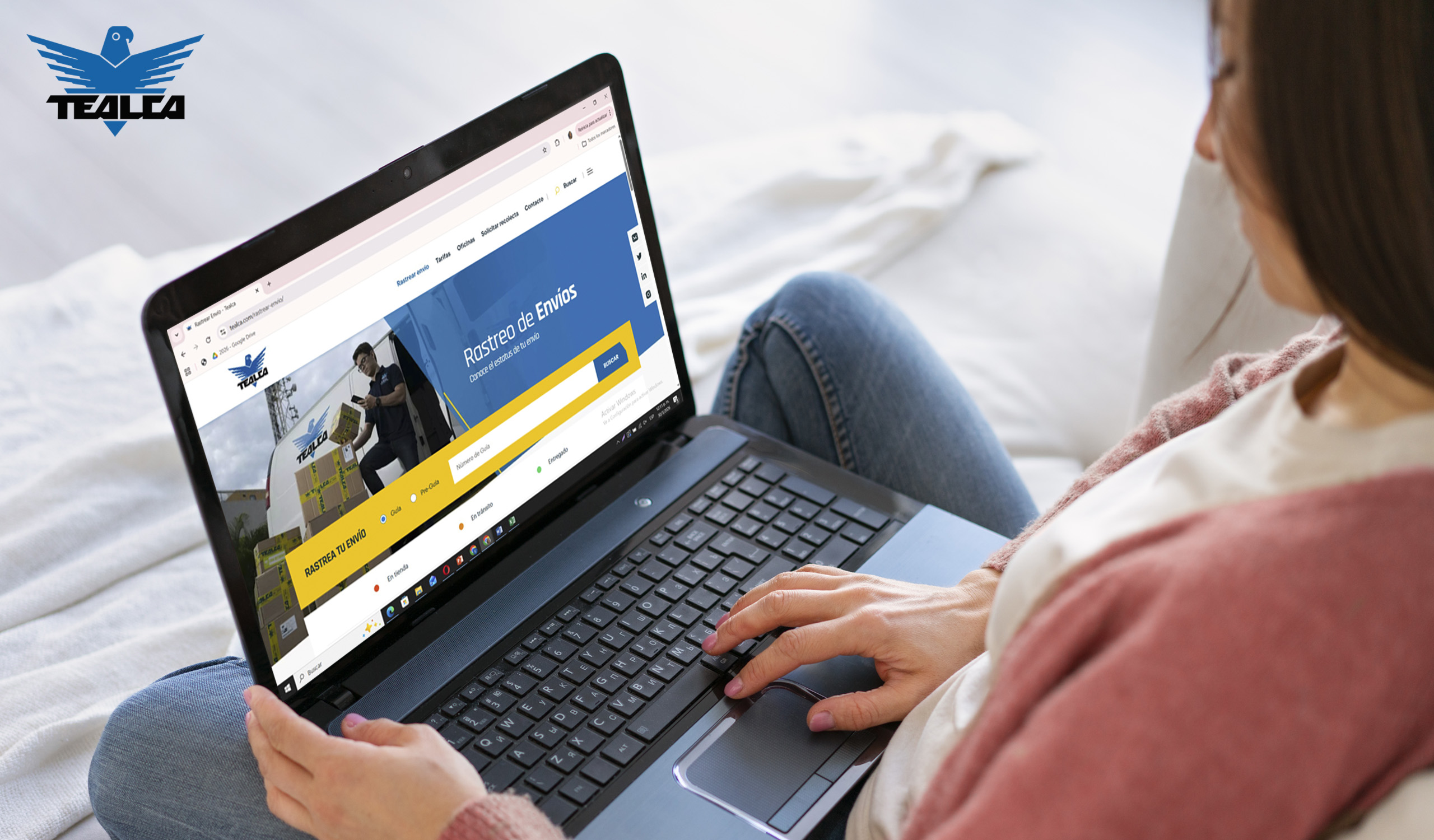 Persona consultando el rastreo de guías en su celular para un envío nacional en Venezuela